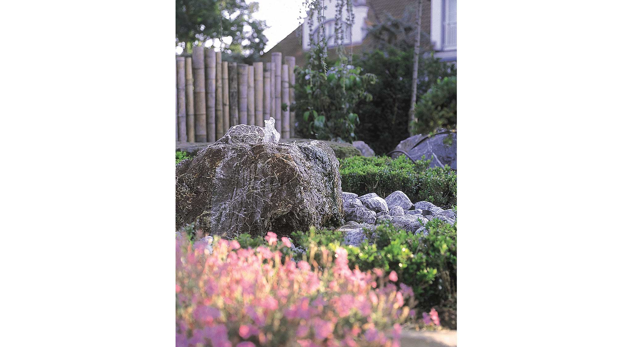 OASE104535-0318-440 The Aquarius Universal Classic 440 is a small but powerful water feature pump, with a vertical lift of up to 0.75 metres.ย