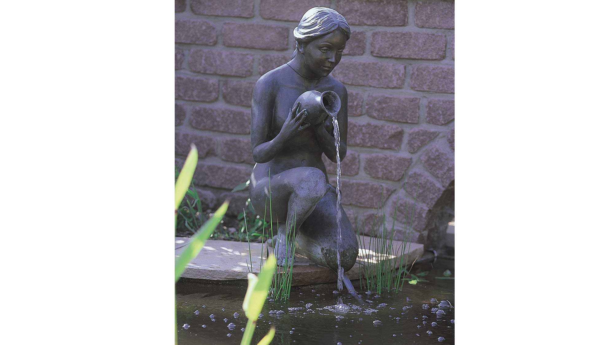 OASE104536-0035-440 The Aquarius Universal Classic 440 is a small but powerful water feature pump, with a vertical lift of up to 0.75 metres.ย