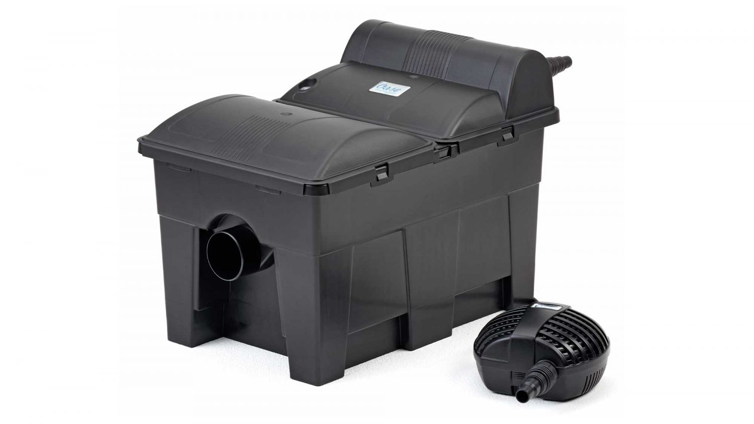 The Oase BioSmart Set 14000 includes a 11W Vitronic UV clarifier, an AquaMax Eco Classic 3500 pump, 3m of hose, and 100ml of Oase BioKick.