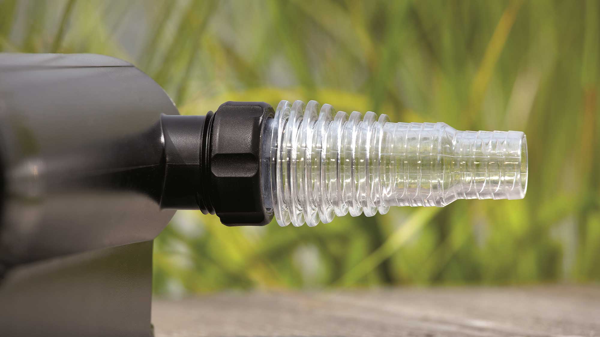 OASE106356-Vitronic11W The Oase Vitronic 11W UV ensures clear water in natural ponds to 10mยณ and goldfish ponds up to 5mยณ killing algae that causes green water.