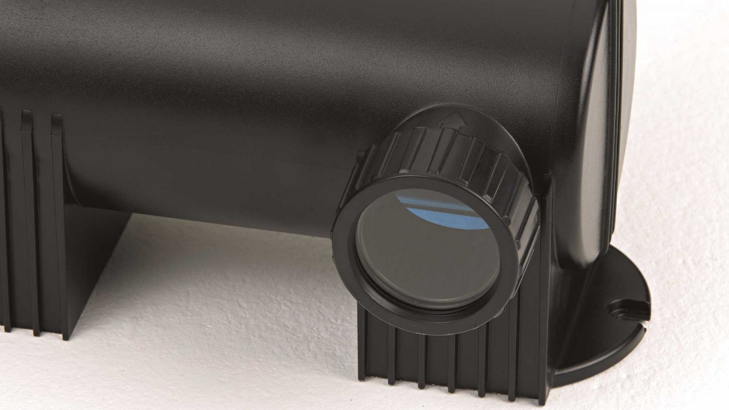 The Oase Vitronic 36W UV ensures clear water in natural ponds to 40m³ and goldfish ponds up to 20m³ killing algae that causes green water.