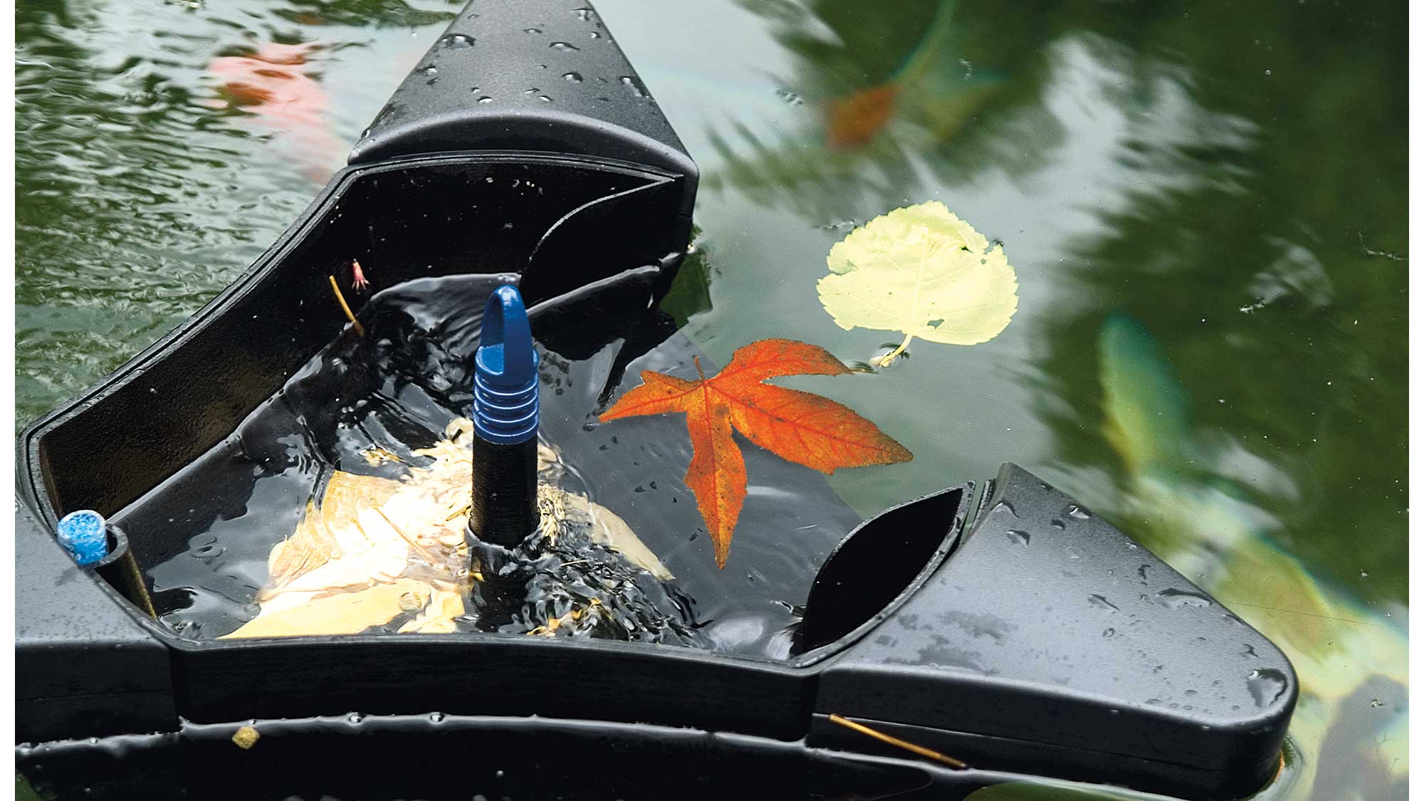 OASE106997-SwimSkimCWS The Oase SwimSkim 50 is a floating pond skimmer that effectively harvests leaves and other debris from the surface of your pond.