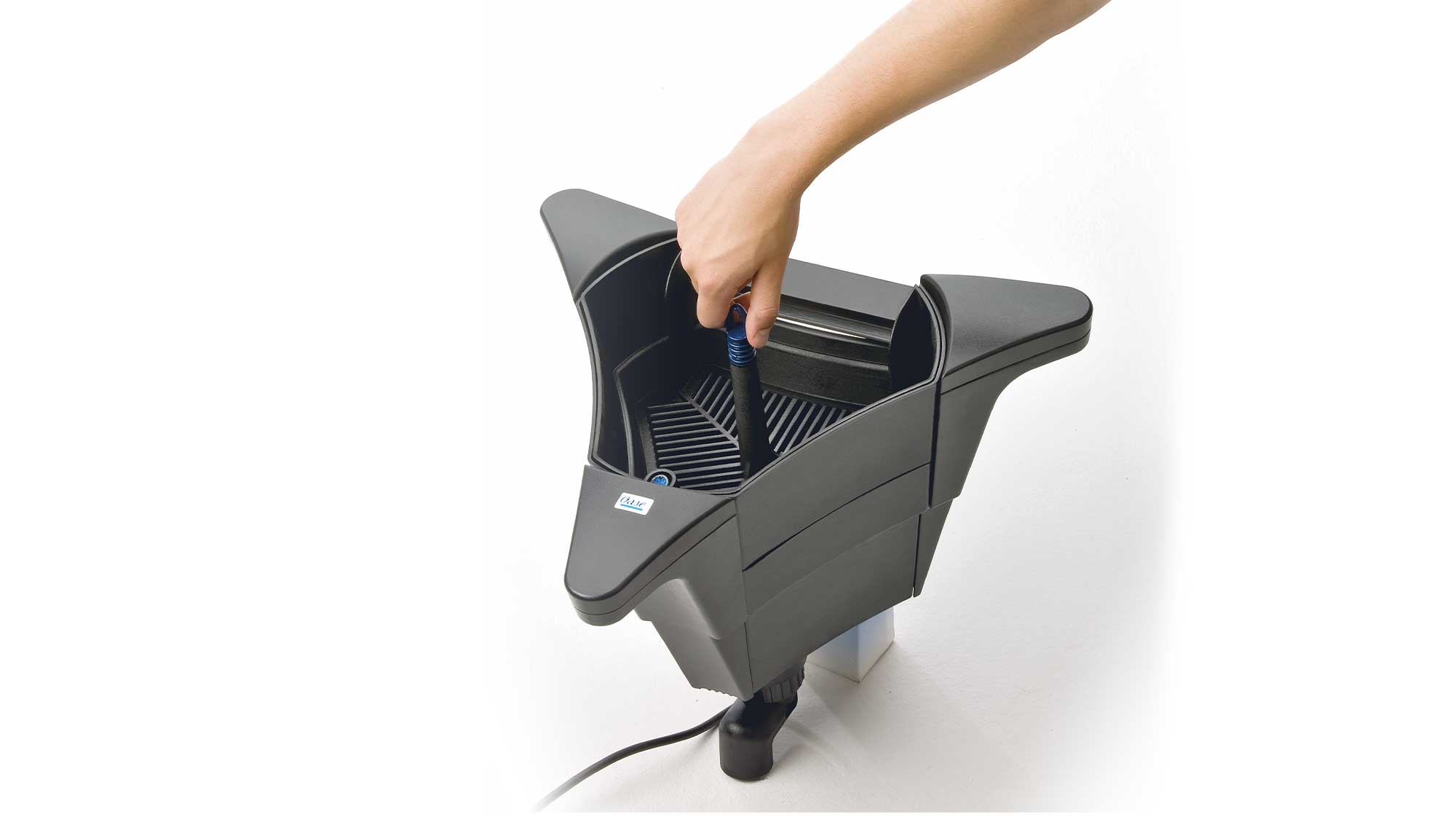 OASE107059-SwimSkimCWS The Oase SwimSkim 50 is a floating pond skimmer that effectively harvests leaves and other debris from the surface of your pond.