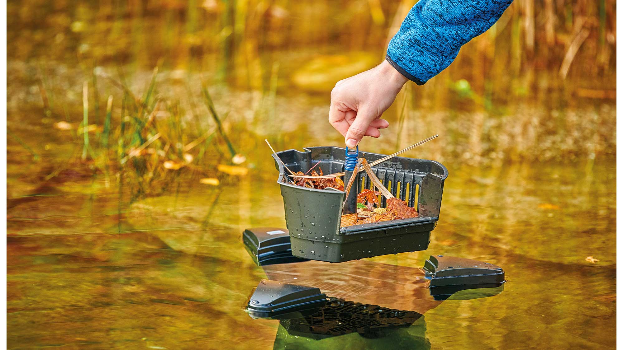 OASE107069-SwimSkimCWS The Oase SwimSkim 50 is a floating pond skimmer that effectively harvests leaves and other debris from the surface of your pond.