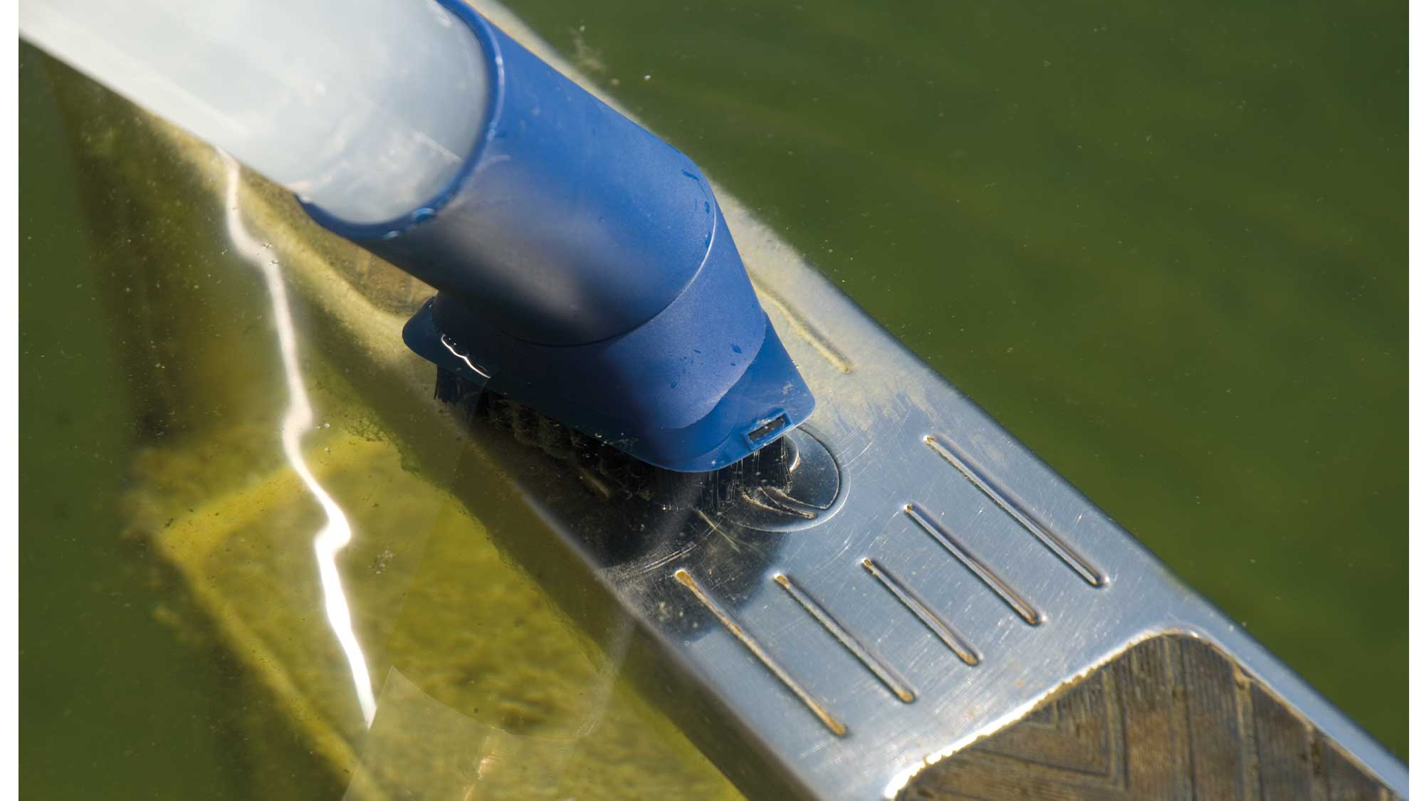 OASE107274-PondoVac4-Buerstenduese Oase PondoVac 4 is a powerful pond vacuum cleaner for removing pond silt, sludge and debris.