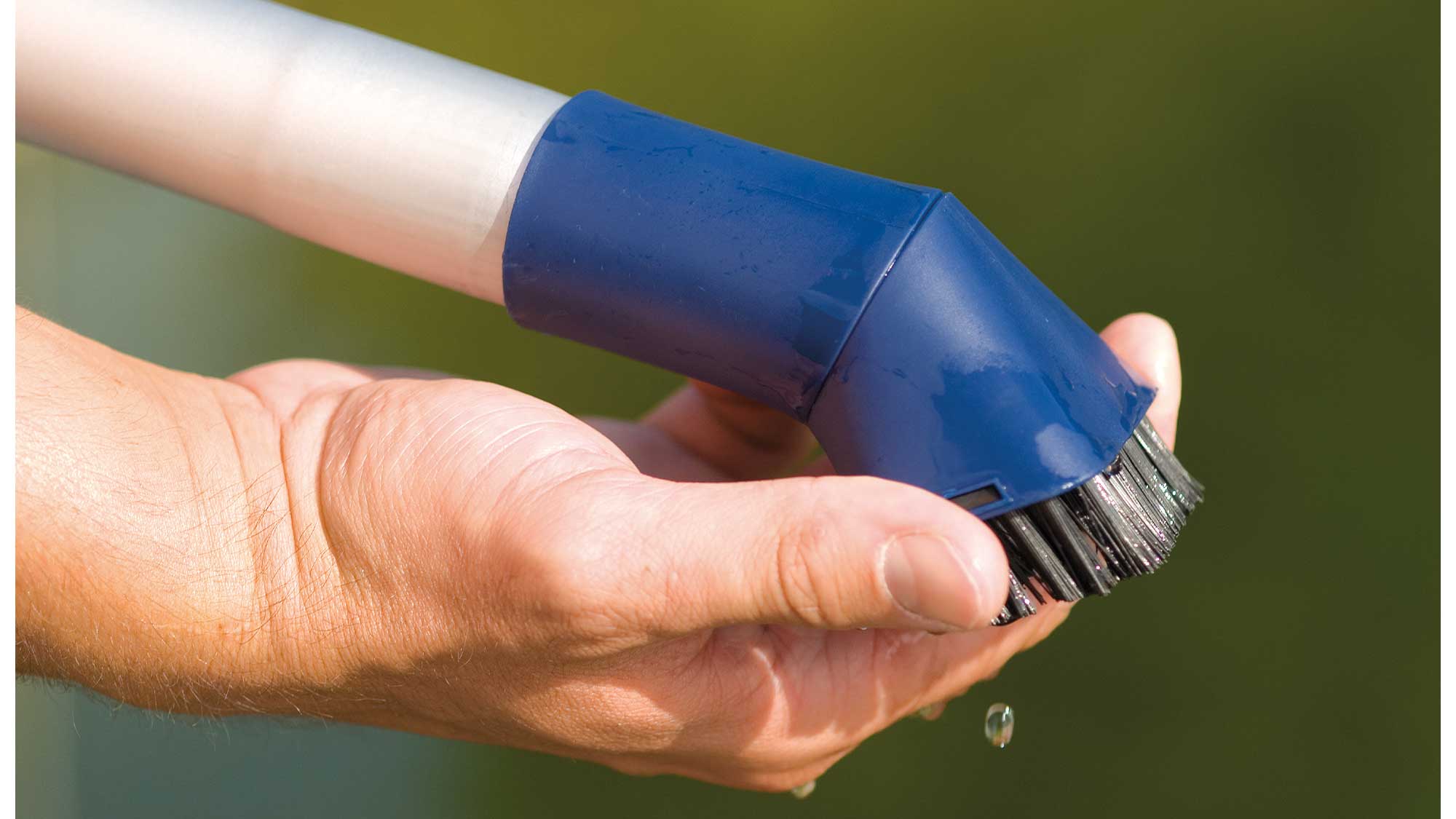 OASE107286-PondoVac4-Buerstenduese Oase PondoVac 4 is a powerful pond vacuum cleaner for removing pond silt, sludge and debris.