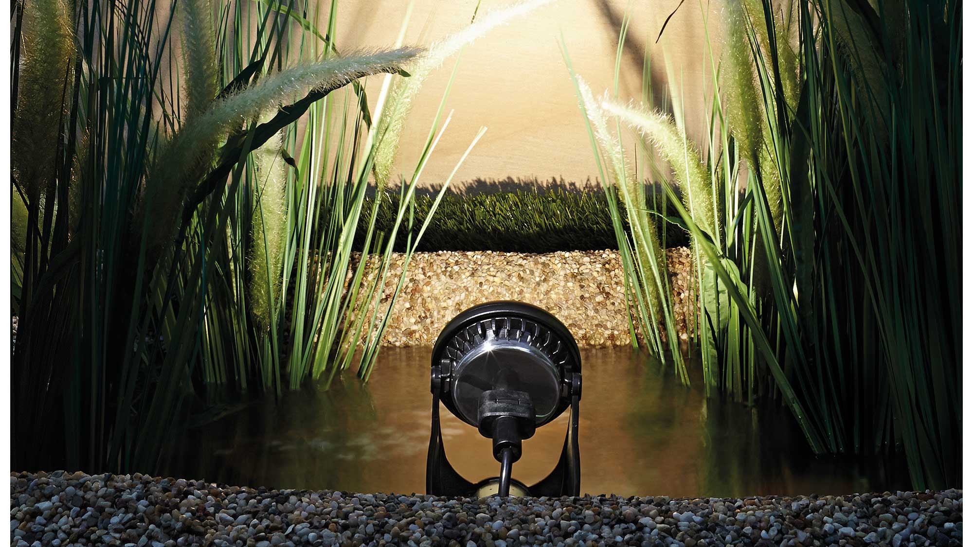 OASE109481-LunAqua-Power-LED-W Oase LunAqua Power LED Light is a single light that may be added to a LunAqua Power LED Set (supplied separately) for a total of up to four lights.