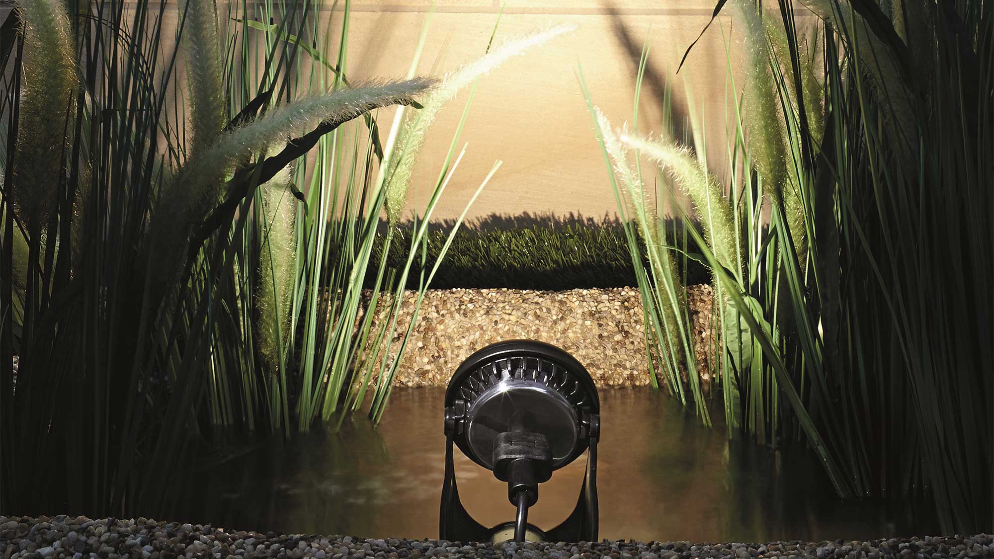 OASE109481-LunAqua-Power-LED-W The Oase LunAqua Power LED Set 1 consists of one extremely powerful pond light plus transformer.