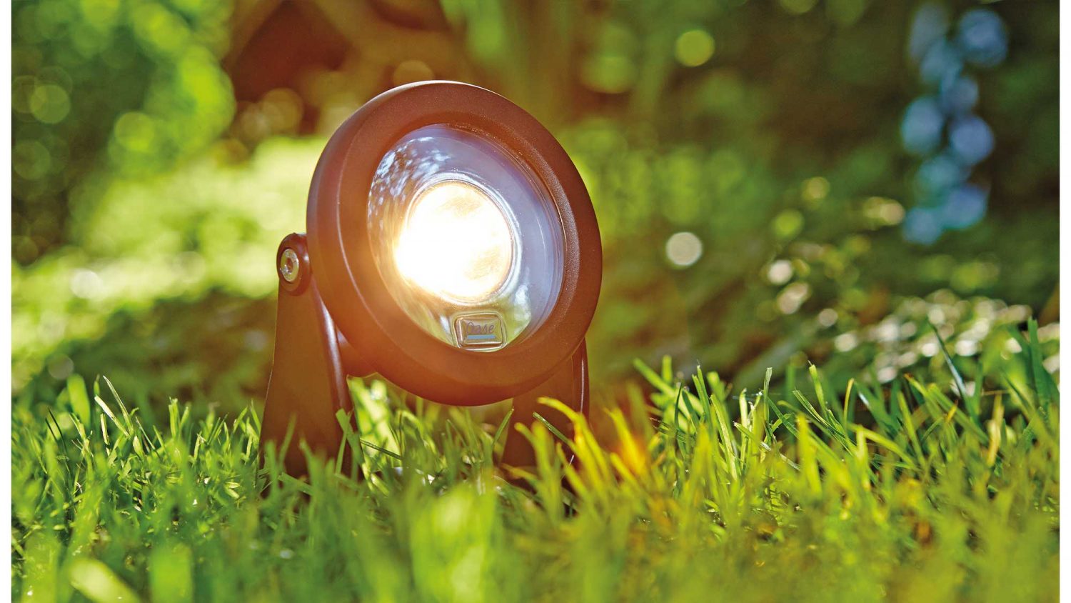 Oase LunAqua Power LED Light is a single light that may be added to a LunAqua Power LED Set (supplied separately) for a total of up to four lights.