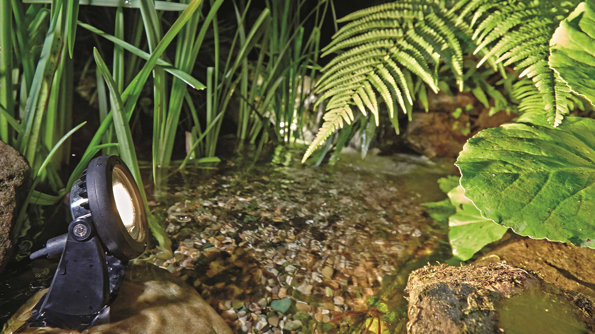 OASE109487-LunAqua-Power-LED-W The Oase LunAqua Power LED Set 1 consists of one extremely powerful pond light plus transformer.