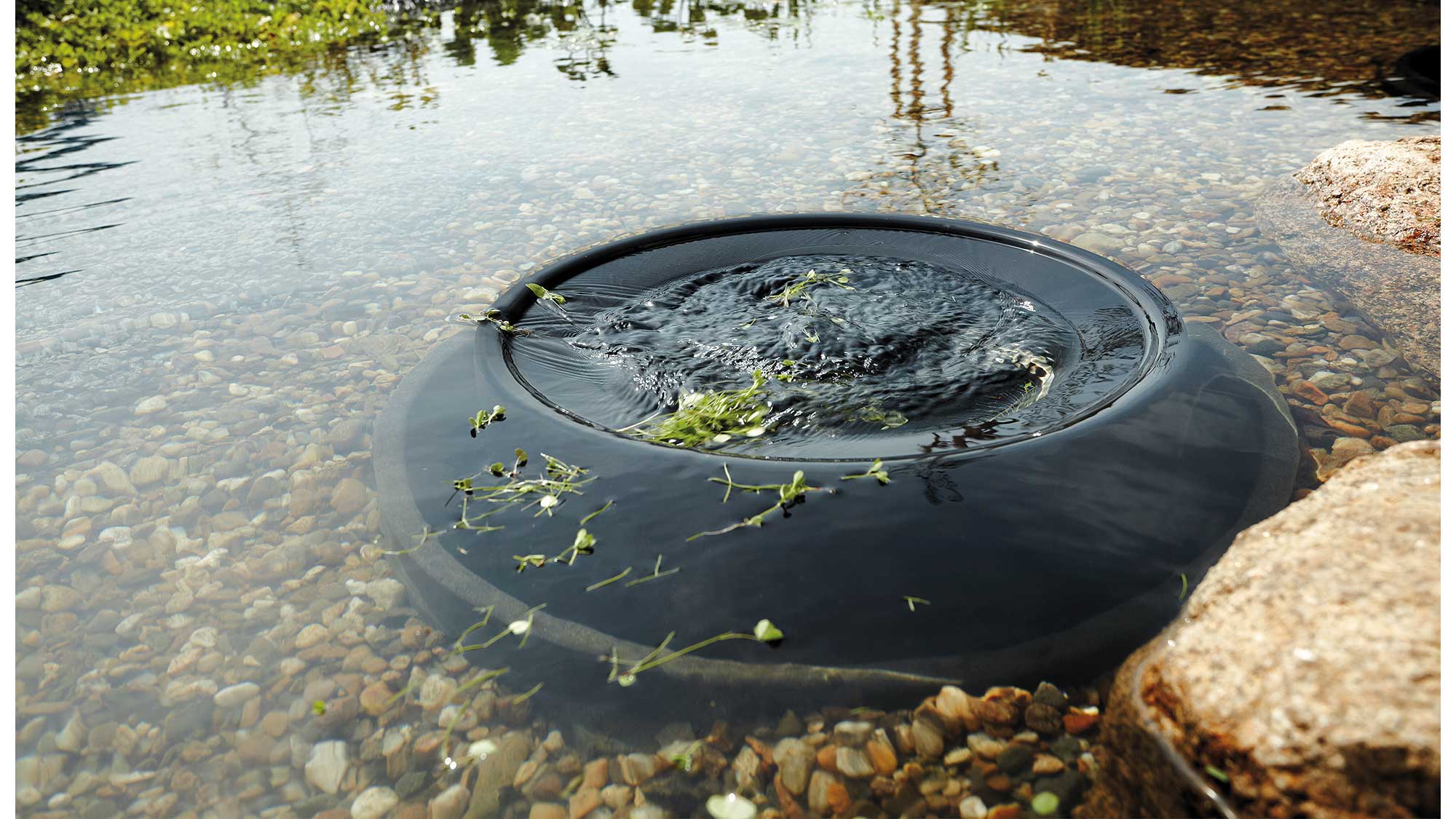 The Oase ProfiSkim 100 is a powerful pond skimmer for installation in shallow water areas. It provides suction cleaning of pond surfaces up to 80m2.