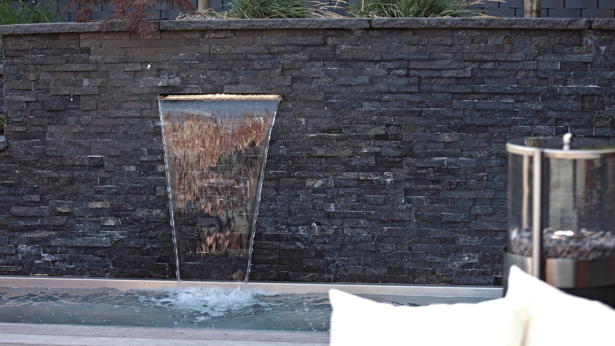 Waterfall 30 in situe Blade mounted in a wall